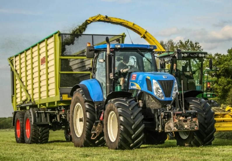 Трактор New Holland T7060